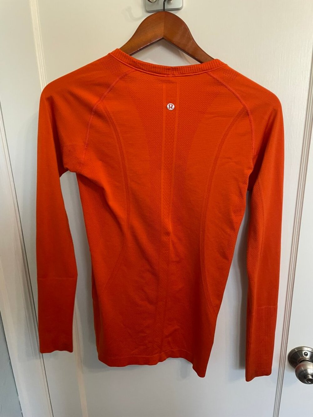 Lululemon Swiftly Tech Long Sleeve Womens 8 Orange Thumbholes pilling/snag - Picture 7 of 11